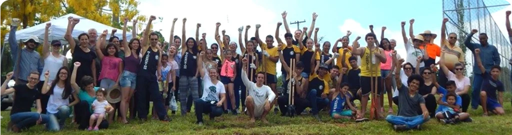 Coletivo do Fruto Urbano em ação de plantio na cidade de Duartina