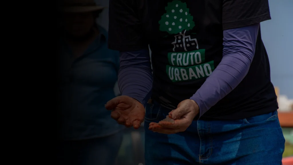 Mulher com uniforme do Fruto Urbano