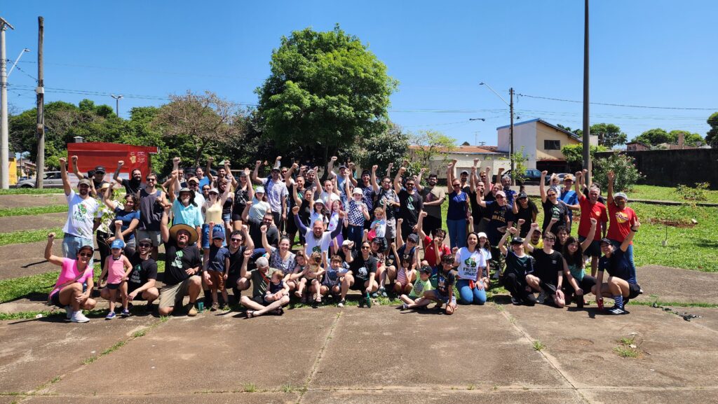 Pessoas voluntárias que participaram de plantio em 27 setembro 2026 Bauru na praça Kasato Maru