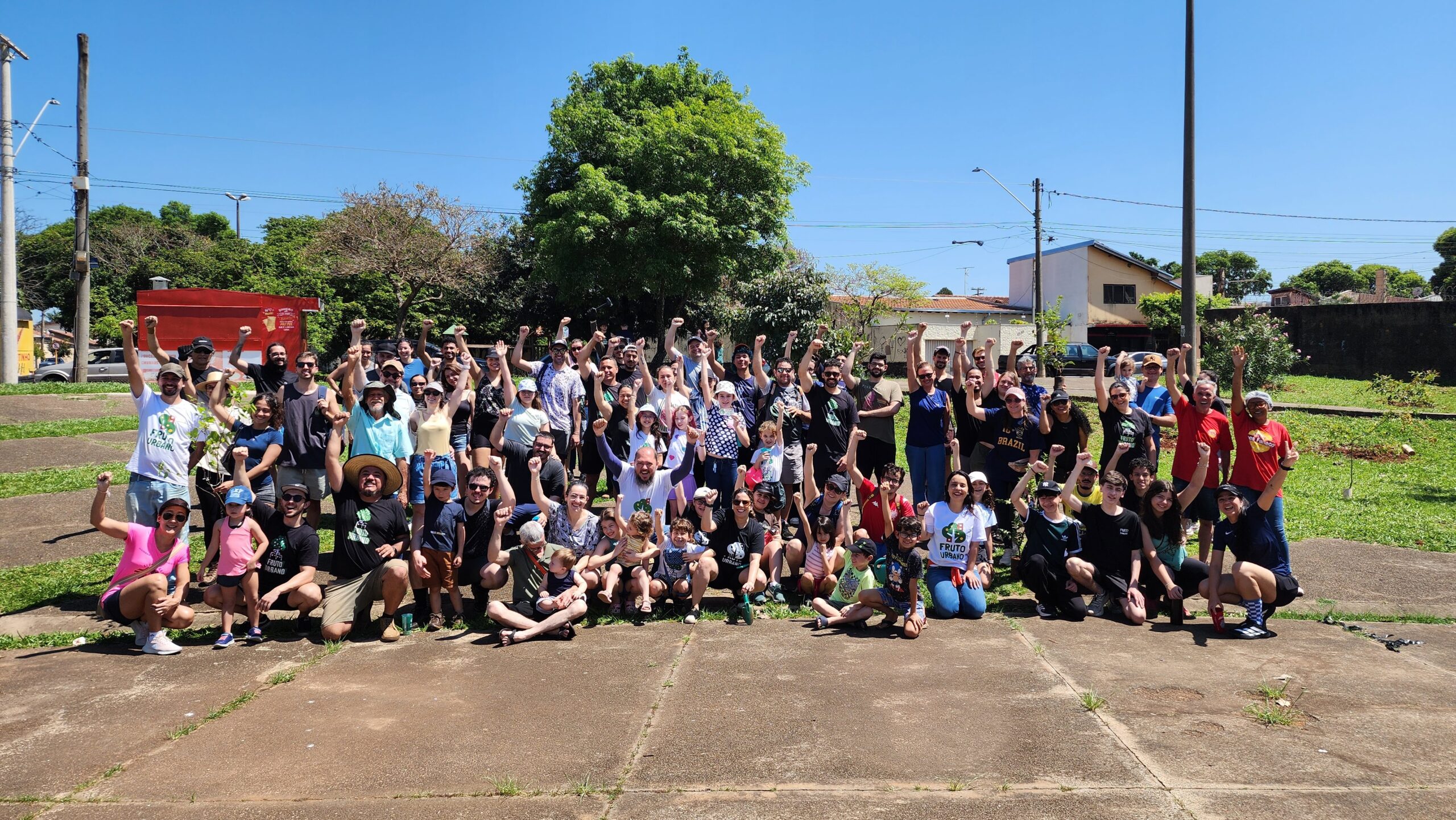 Pessoas voluntárias reunidas na Praça Kasato Maru durante o mutirão de 27 de setembro de 2026.