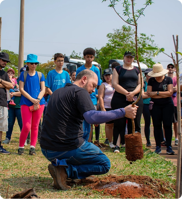 Voluntários aprendem técnicas de plantio durante um mutirão do Fruto Urbano