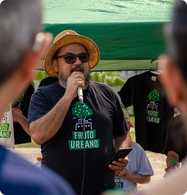 Pessoas reunidas para organizar um coletivo municipal do Fruto Urbano