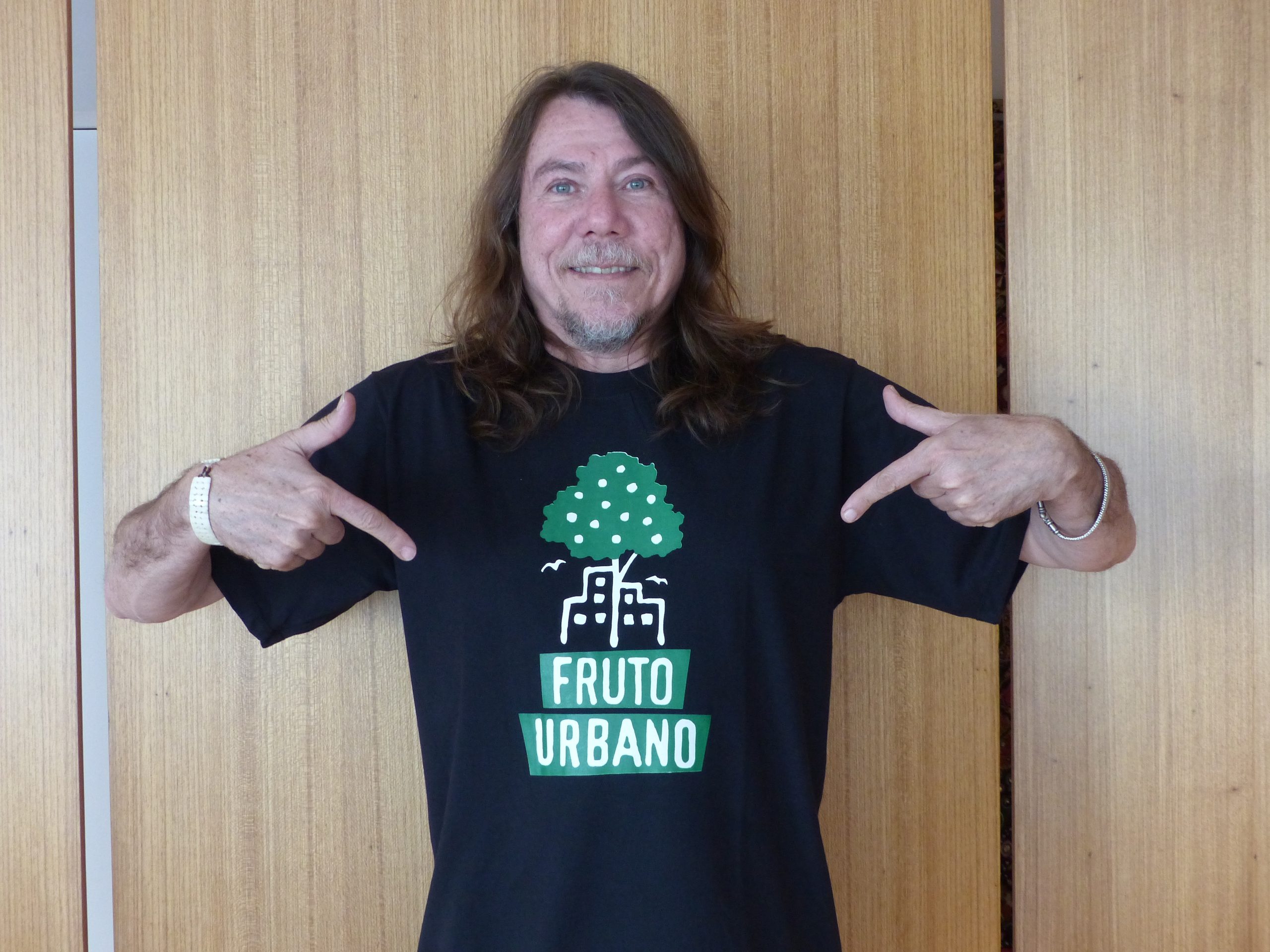 Lenine vestindo camiseta do Fruto Urbano