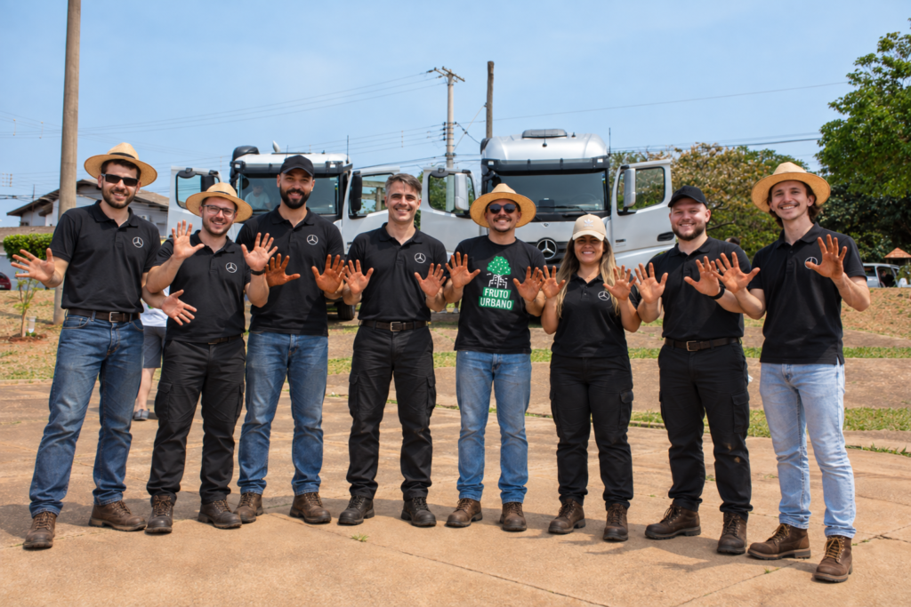 Colaboradores do Grupo Aoki Mercedes-Benz em ação ambiental com o Fruto Urbano