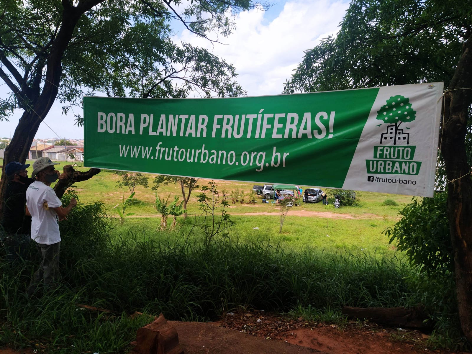 Faixa Bora plantar frutíferas do Fruto Urbano no Parque São Geraldo