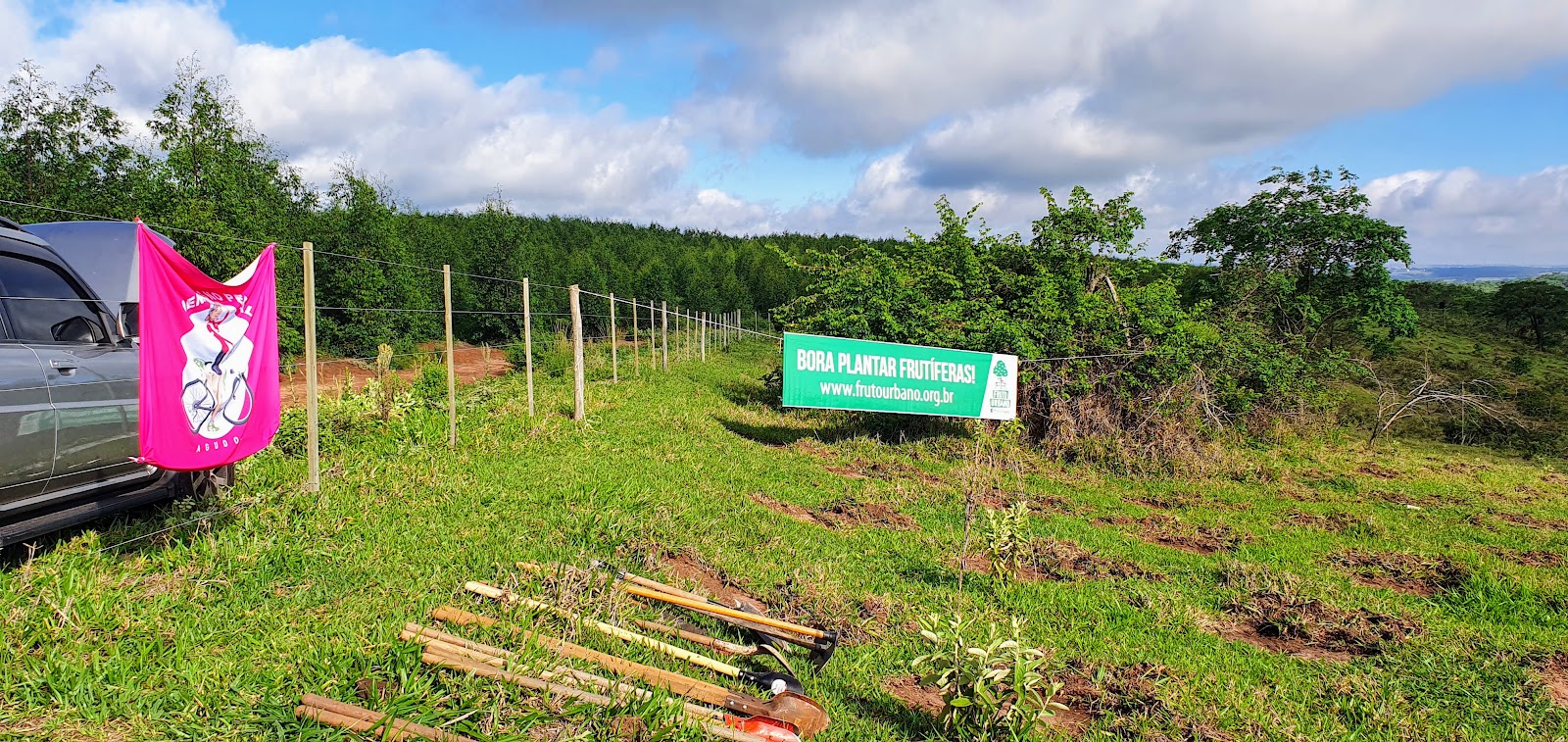 Faixa do Fruto Urbano e materiais preparados para o plantio