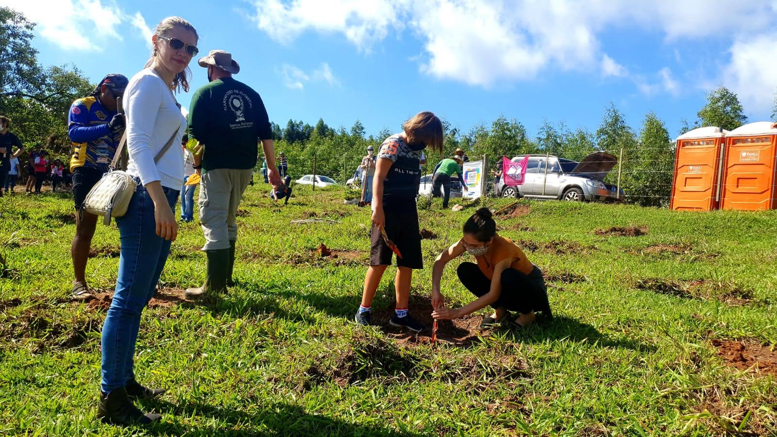 Voluntários plantando mudas no primeiro encontro do Viva Batalha