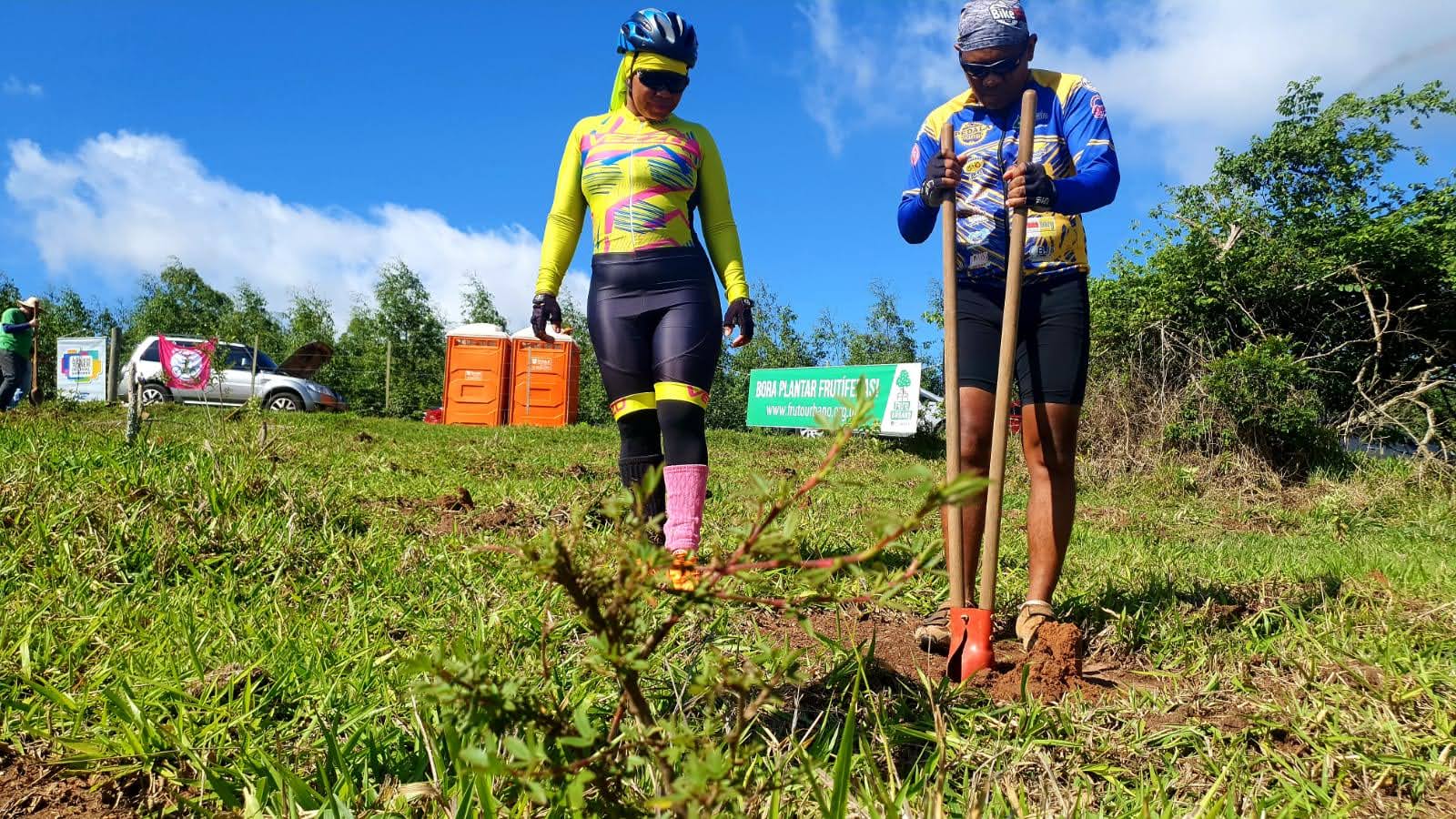 Participantes com ferramentas durante o plantio