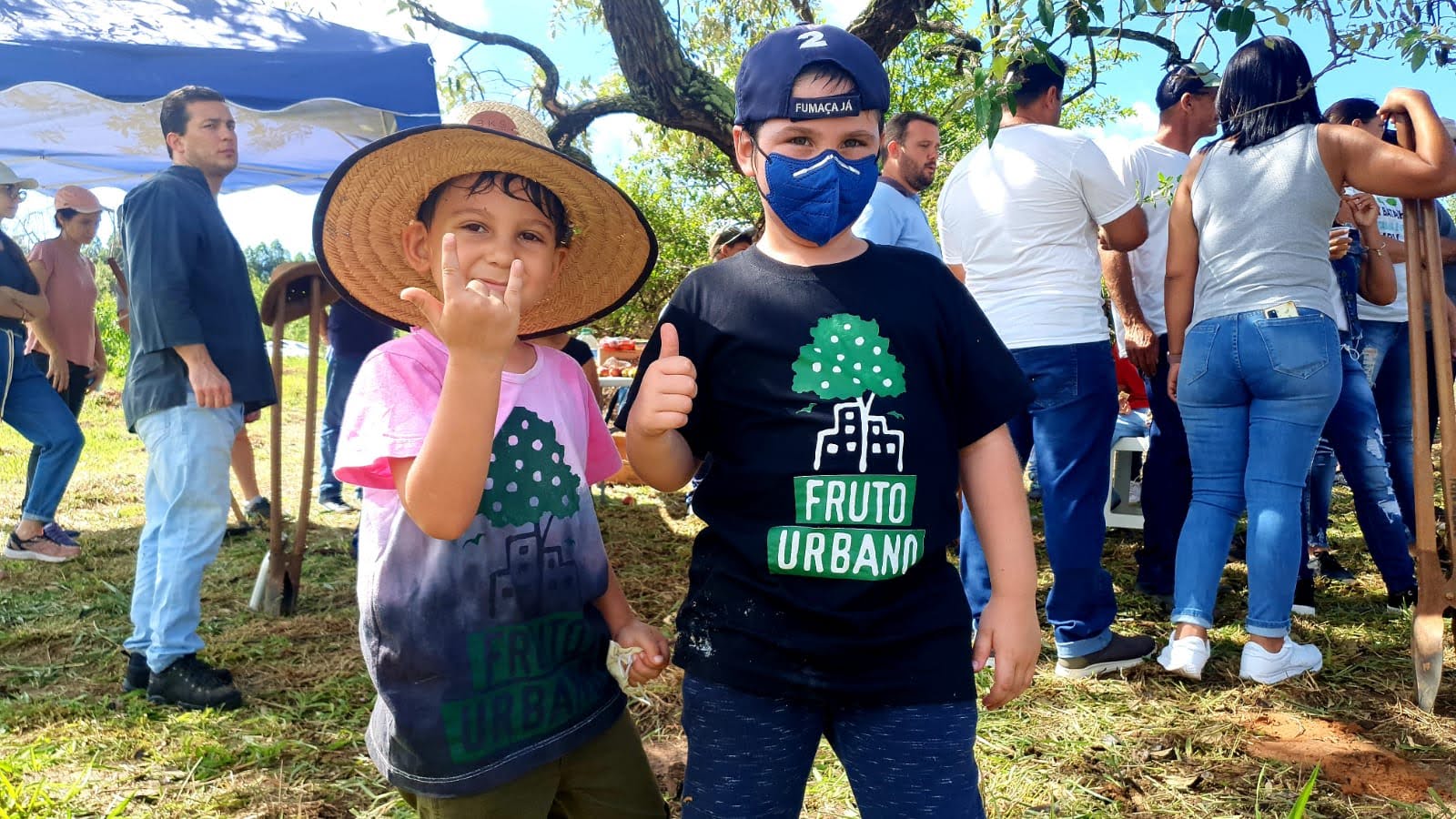 Participantes do encontro, com camiseta do Fruto Urbano