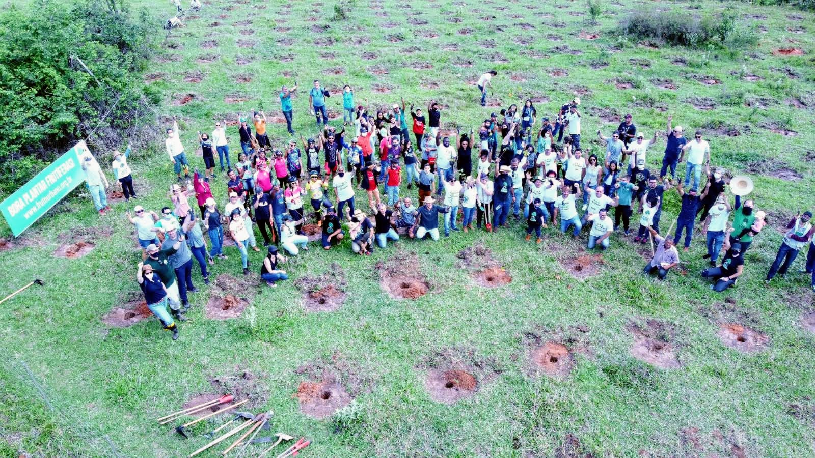 Participantes reunidos no primeiro plantio do Viva Batalha, com a faixa do Fruto Urbano