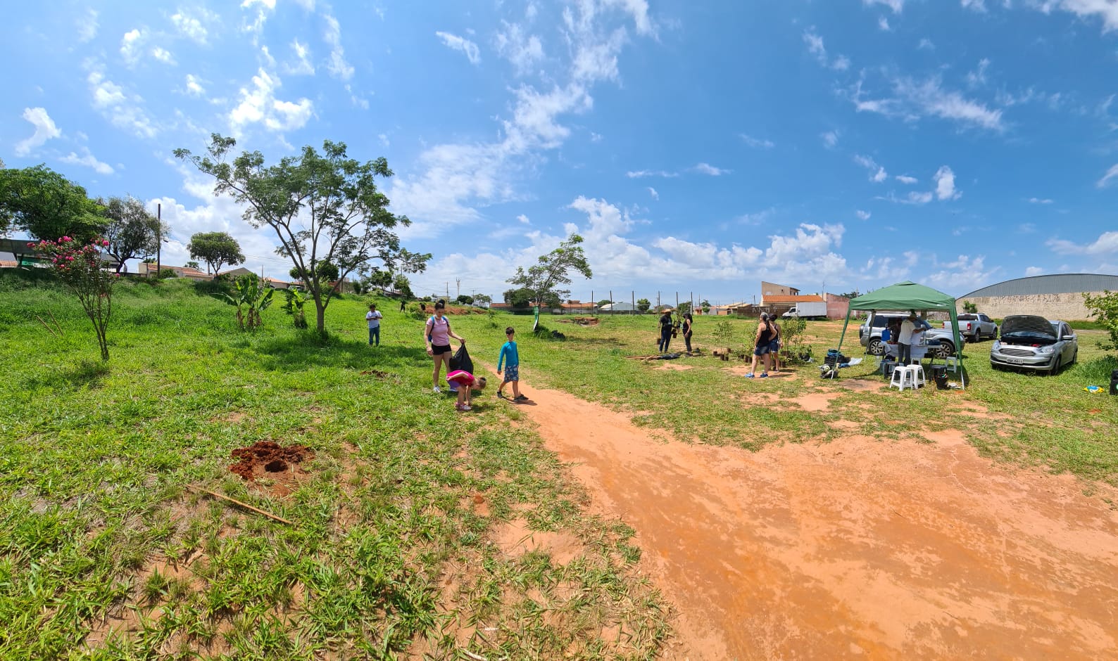Participantes do plantio na área verde do Parque São Geraldo em Bauru
