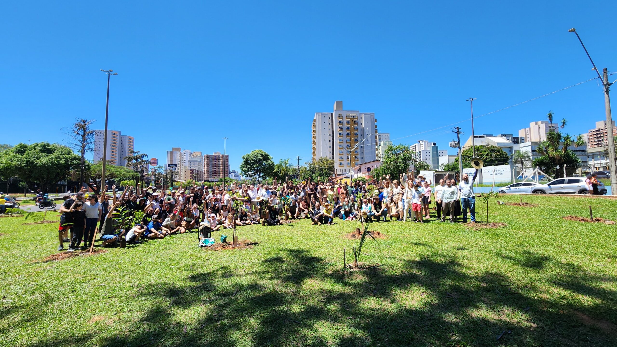 Participantes do plantio com Fruto Urbano e Jalovi no Parque Vitória Régia, em 18 de outubro de 2026
